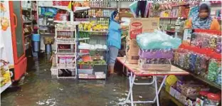  ?? [ FOTO IHSAN JABATAN BOMBA DAN PENYELAMAT ] ?? Air dari Sungai Bako membanjiri kedai kepunyaan penduduk disebabkan fenomena air pasang besar di Kampung Bako Lama, Kuching.