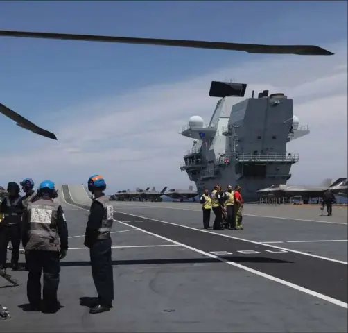  ?? ?? Nato-soldater ombord på "HMS Queen Elizabeth", som deltager i den største Nato-øvelse siden Den Kolde Krig. Formålet er at afskraekke Rusland. Foto: Ana Brigida/AP Photo