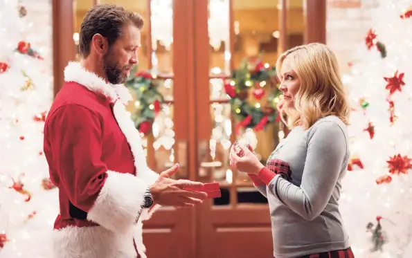  ?? Courtesy of Lifetime / Contribute­d photo ?? Jason Priestley, left, and Melissa Joan Hart star in "Dear Christmas," premiering Nov. 27 at 8 p. m. on Lifetime. Hart owns a home in Westport.