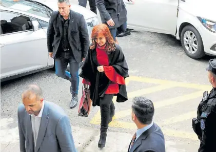  ??  ?? En tribunales. La ex presidenta Cristina Kirchner llega el mes pasado a Comodoro Py para un juicio.