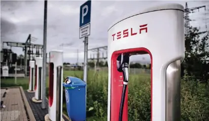  ?? FOTO: MATZERATH ?? Ladesäulen des US-Autobauers Tesla in Erftstadt.