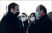  ?? (Photo AFP) ?? Emmanuel Macron et son prédécesse­ur, François Hollande, à Jarnac samedi.