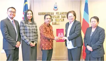  ??  ?? Bapak Krishna (third from left) presenting a memento to Liew. Looking on from left are Sartono, Ibu Hendro and the ministry’s Principal Assistant Secretary, Mary Malangking (right).