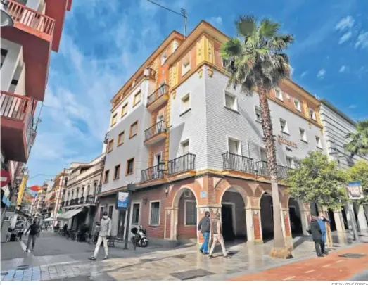  ?? FOTOS: JOSUÉ CORREA ?? Edificio en la Gran Vía que ha acogido la sede de la Cámara de Comercio de Huelva hasta el verano de 2018 y que ahora se transforma­rá en viviendas.