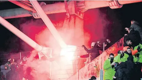  ?? BERTRAND GUAY / A P ?? Una imatge dels incidents que es van produir a la grada en el partit entre el Paris FC i l’Olympique de Lió