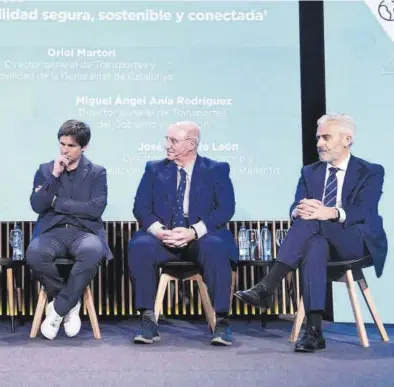  ?? XABIER AMADO ?? Miguel Ángel Aína (en el centro), director general de Transporte­s del Gobierno de Aragón, ayer en la mesa redonda.