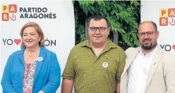  ?? ?? Luis Cosculluel­a (centro), candidato del PAR en Aínsa-Sobrarbe.
