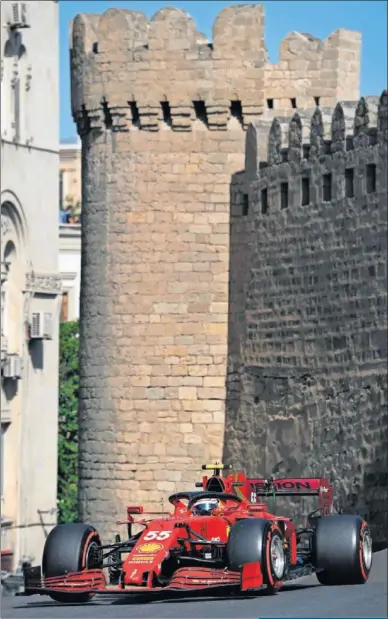  ??  ?? Carlos Sainz rueda en el circuito de Bakú con su Ferrari.