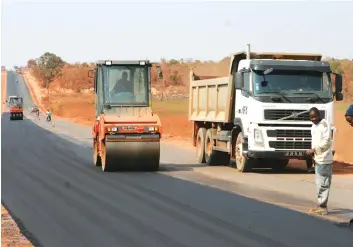  ?? DANIEL BENJAMIM | EDIÇÕES NOVEMBRO ?? Novas vias estão a ser abertas no município da Humpata para facilitar a circulação rodoviária