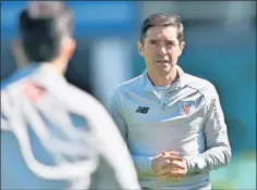  ??  ?? Marcelino, durante el entrenamie­nto de ayer en Lezama.