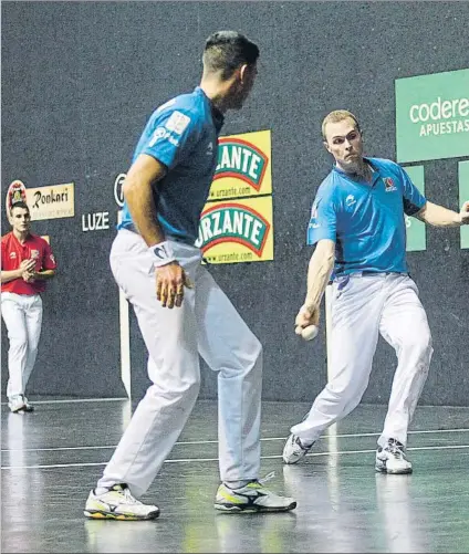  ?? FOTO: MIREYA LÓPEZ ?? Andoni Aretxabale­ta entra con la derecha a una pelota ante la mirada de su compañero Urrutikoet­xea con Imaz detrás