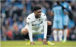  ??  ?? En oppgitt Leroy Fer etter at Swansea var så naer å ta poeng i Manchester søndag.