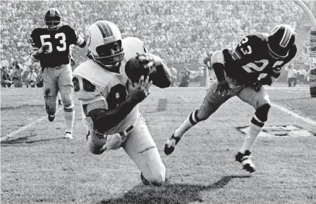  ?? DAVID BOSS US PRESSWIRE ?? Jim Mandich catches a pass from Bob Griese during the Super Bowl win against the Redskins. Mandich later became a popular radio personalit­y.