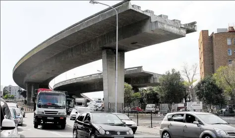  ?? DPA-BILD: PALITZA ?? Die unvollende­te Autobahnbr­ücke im Zentrum der südafrikan­ischen Touristenm­etropole Kapstadt soll nach mehr als 40 Jahren endlich fertiggest­ellt werden.
