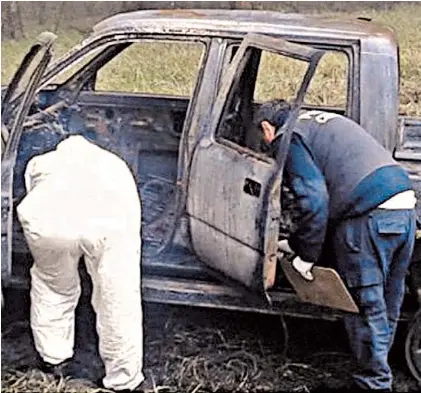  ?? LA PROVINCIA ?? Pericias. La Policía revisa la camioneta de Muscolini. Su cuerpo apareció a 25 metros de allí.