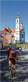  ?? Foto: Linda Hadry ?? Ein lohnender Zwischenst­opp: Radler  gruppe vor der beeindruck­enden Kirche von Ottobeuren.