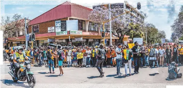  ??  ?? El país africano continúa padeciendo los efectos de las políticas racistas impuestas durante el siglo pasado también en sus aulas.