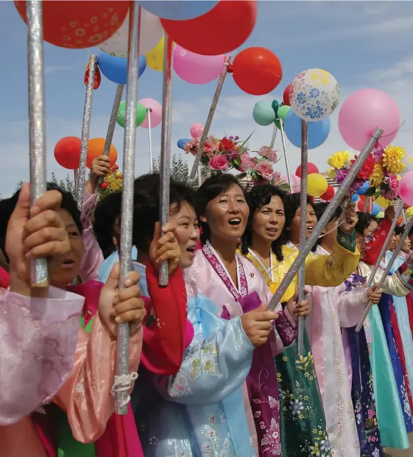  ??  ?? MER FÄRGGLATT ÄN VANLIGT. Nordkorean­ska åskådare väntar på en parad i samband med landets 70-årsfirande den 9 september.