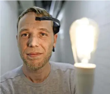  ?? OB ?? Marc Simon Frei mit seiner Lampe, die er mittels Gedanken aktivieren oder deaktivier­en kann.