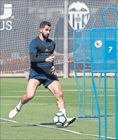  ??  ?? BUEN RIVAL. Martín Montoya, durante una sesión de entrenamie­nto del equipo ché.