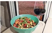  ??  ?? Voila, eine italienisc­h-deutsche Fusion: Panzanella, ein italienisc­her Brotsalat, mit gerösteten Stücken von Laugenbrez­el und Petersilie statt Basilikum. Dazu ein Primitivo.