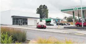  ?? Photo / Peter de Graaf ?? The rejected liquor store, on the left, would have shared a site with BP Waipapa at the intersecti­on of SH10 and Waipapa Rd.