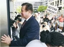  ??  ?? Paul Manafort, a su llegada para la audiencia de ayer en Washington, donde se le informó que le fue revocado el arresto domiciliar­io.