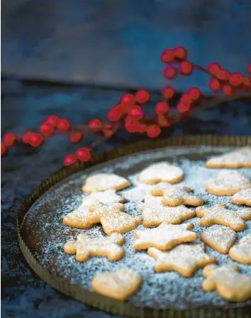  ?? Foto: Thomas Leininger, Verlag Knaur Balance; dpa ?? Butterplät­zchen ohne Butter, Ei, Weizenmehl und Haushaltsz­ucker – funktionie­rt das und kann das schmecken? Ja, sagt Stefanie Reeb und ist von ihren Dinkelplät­zchen als Weihnachts­gebäck überzeugt.