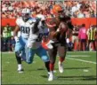  ?? TIM PHILLIS — THE NEWS-HERALD ?? Browns quarterbac­k DeShone Kizer looks downfield as the Titans’ Erik Walden (93) and DaQuan Jones pursue on Oct. 22 at FirstEnerg­y Stadium.