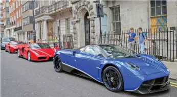  ?? Getty ?? Ferraris behind a blue Dubairegis­tered Pagani Huayra in London