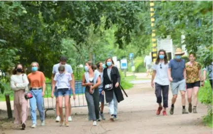  ?? FOTO'S ERIK VANDEWALLE ?? De mondmasker­plicht wordt goed nageleefd.