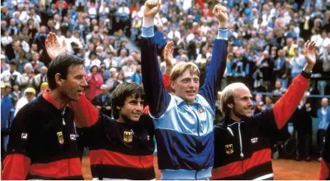  ?? Foto: Werek/Imago ?? Zeit für Helden: Das deutsche Daviscupte­am ließ sich 1985 nach seinem 3:2 Sieg feiern. Neben Teamchef Niki Pilic (von links) zu sehen ist Hansjörg Schwaier, der von Bad Wörishofen aus eine große Karriere begann, mit Boris Becker und Andreas Maurer.