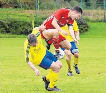  ?? FOTO: REINER ROITHER ?? Zur Sache geht es zwischen der SGM Hege/Nonnenhorn/Bodolz (rotes Trikot) gegen den TSV Eriskirch. Am Ende setzt sich die bayerische Spielgemei­nschaft knapp mit 1:0 durch.