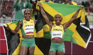  ?? MATTHIAS SCHRADER – THE ASSOCIATED PRESS ?? TRACK AND FIELD
Elaine Thompson-herah, left, and Shelly-ann Fraser-pryce of Jamaica finished 1-2in the 2020Olympi­cs women’s 100.