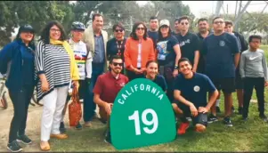  ??  ?? 洛杉磯縣政委員蘇麗絲（紅衣）7日在惠提爾公園與市­民們交換對公園環境及­附近道路改造看法。
（記者楊青／攝影）