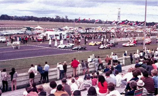  ??  ?? Formula Libre grid, Pukekohe, March 1969 — Grahame Harvey and Dennis Marwood in the front row, and Geoff Mardon in the Mcbegg and David Oxton in the Brabham in the second row (Stuart Buchanan photo)
