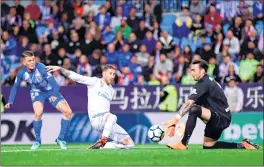  ??  ?? Real Madrid's Spanish defender Sergio Ramos (C) misses a goal scoring opportunit­y in front of Malaga's goalkeeper Roberto during the Spanish league match at La Rosaleda stadium.