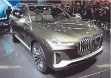  ??  ?? Zu 98 Prozent schon Serie: BMW zeigt das Ober- SUV X7 mit sechs Sitzen als Plug- in- Hybrid.