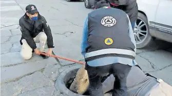  ?? GUSTAVO VARGAS ?? Los detectores de gasolina finalmente marcaron cero absoluto en las muestras realizadas ayer jueves