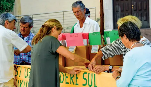  ??  ?? Mobilitazi­one Attivisti pro-democrazia diretta nel piazzale di fronte alla sede del consiglio provincial­e