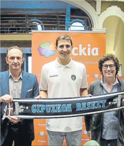  ?? FOTO: GBC ?? Fede Van Lacke en la presentaci­ón junto a la presidenta Nekane Arzallus y el director de Marketing del Casino Kursaal, Odón Elorza.