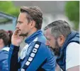  ?? Foto: Peter Kleist ?? Blick Richtung neue Saison: KSC Trainer David Bulik (links) und Abteilungs­leiter Mario Borrelli.