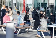  ??  ?? Las cafeterías al aire libre se han ganado la preferenci­a de la clientela, a pesar del frío primaveral.