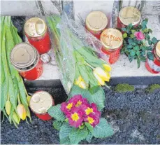  ?? FOTO: DPA ?? Blumen vor dem Haus des Arztes, der bei einer Explosion ums Leben kam. Die Polizei fürchtet, es könne weitere Sprengfall­en geben.