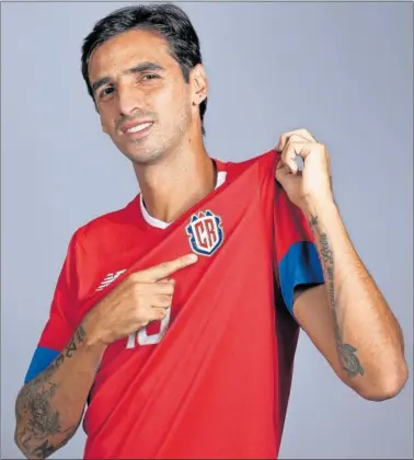  ?? ?? Bryan Ruiz posa con la camiseta de Costa Rica, mientras señala el escudo.