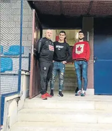  ?? FOTO: A. A./SD EIBAR ?? Arriba, Nano Mesa y Jordi Calavera en el túnel de vestuarios de Atxabalpe. A la izquierda, la plantilla se retira al término de la sesión. Abajo, Oliveira camina por las instalacio­nes, Charles sube las escaleras hacia el gimnasio y Orellana charla con...