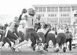  ?? LANCE KING/GETTY ?? Florida State named James Blackman, center, the Seminoles’ new starting quarterbac­k following an extended preseason competitio­n with two transfers.