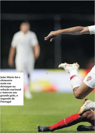  ??  ?? João Mário foi o elemento mais em destaque na seleção nacional e marcou um grande golo, o segundo de Portugal