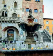  ??  ?? Santa Maria delle Carceri Bottiglie e bicchieri abbandonat­i sulla fontana del Bacchino