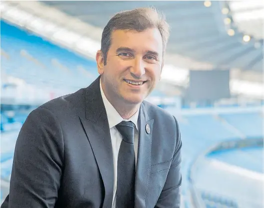  ??  ?? Segunda casa. Soriano en el Etihad Stadium, la cancha del Manchester City: “El estadio es una fuente de financiami­ento del fútbol”.